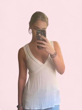 Lucy & Laurel white V-Neck Sleeveless Camisole